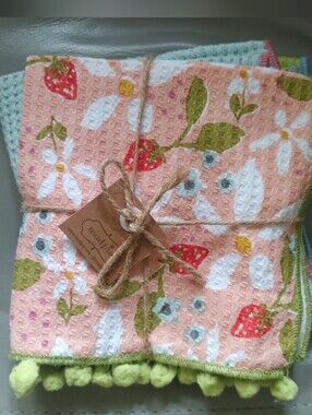 NWT Mudpie Strawberry Floral 3 Piece Cotton Waffle Weave Towel Set